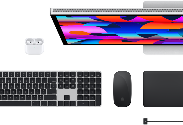 Tampilan atas aksesori Mac: Studio Display, AirPods, Magic Keyboard, Magic Mouse, and Magic Trackpad