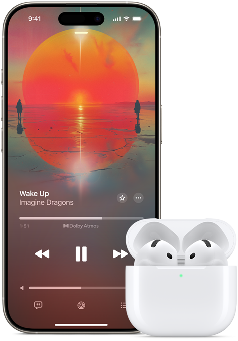 iPhone di samping AirPods Pro dalam casing pengisian daya, casingnya terbuka