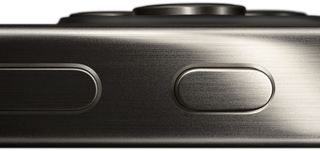 Tampilan samping iPhone 15 Pro dengan desain titanium yang memperlihatkan tombol volume dan tombol Tindakan